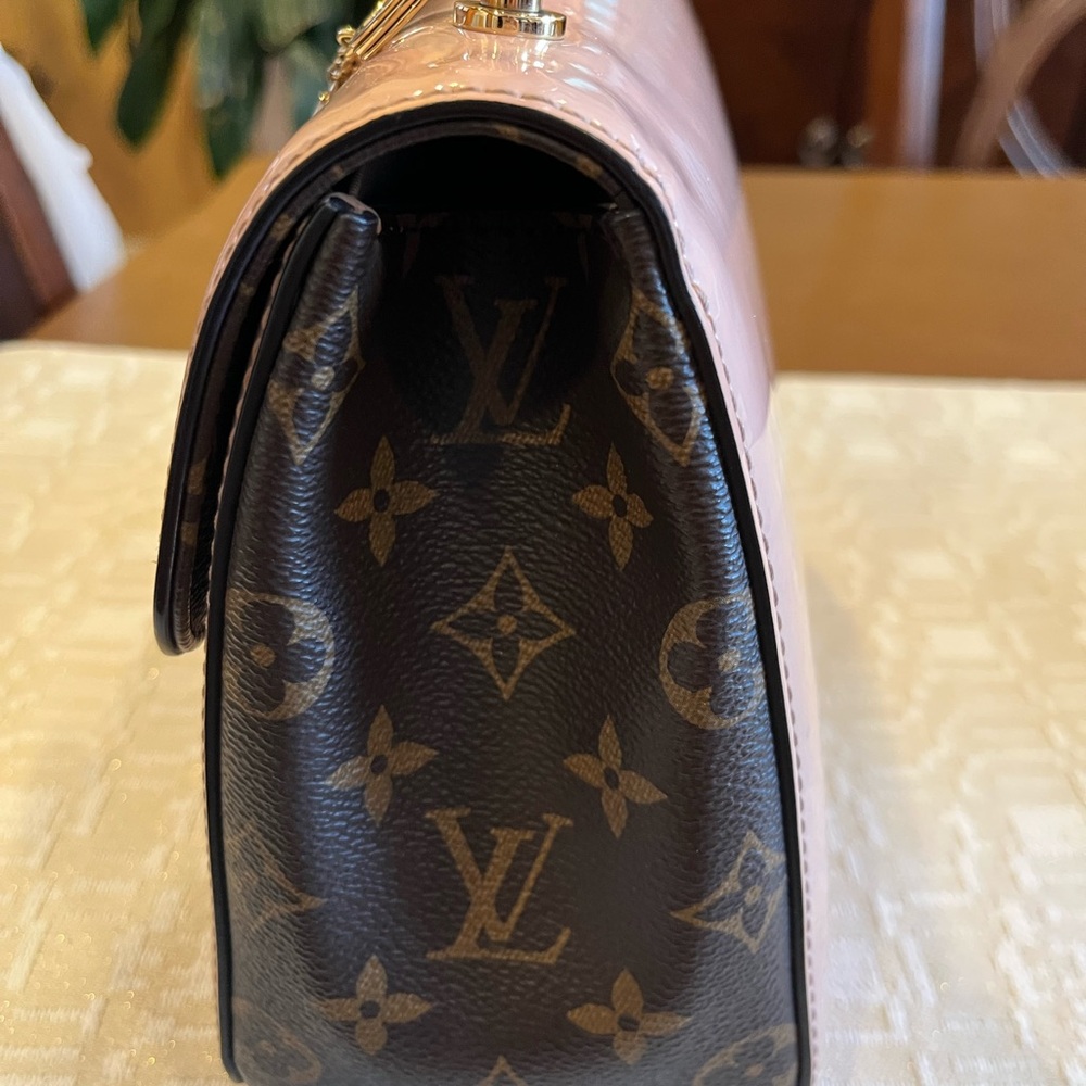 Louis Vuitton - Picture 2 of 12